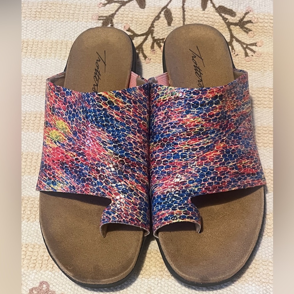 Trotters Multicolor Textured Sandals